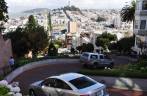 Fiona, seguindo a fila, descendo a Lombard Street, em San Francisco, na Califórnia, nos Estados Unidos